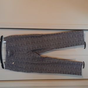 Women's pull on ankle Pant.